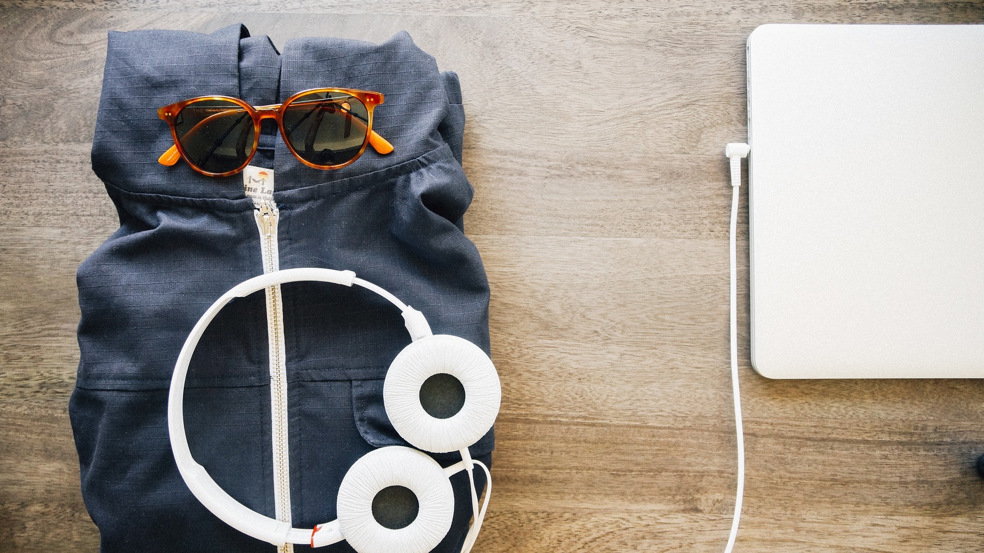 headphones-405854_1920